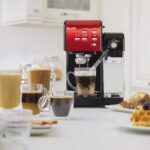 Breville Machine à café et expresso PrimaLatte II | Pompe italienne à 19 bars | convient pour le café en poudre ou en dosettes | Mousseur à lait automatique intégré | Noir / rouge | VFC109X-01 – Image 6